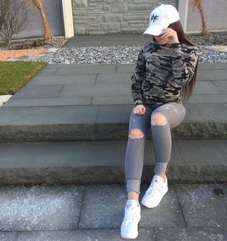 Какие джинсы носить с белыми кроссовками женщине