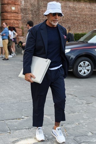 Как носить белые кроссовки с темно-синим пиджаком мужчине