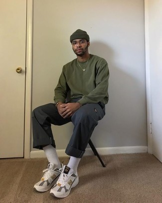 Как носить белые кроссовки с темно-синими брюками чинос