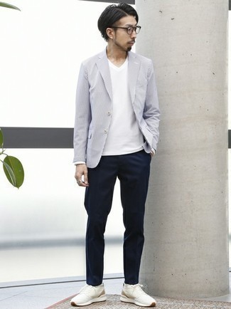 Как носить белые кроссовки с темно-синими брюками чинос