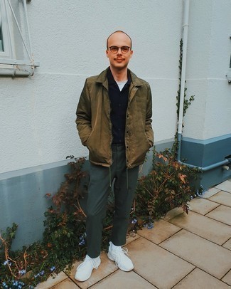 Как носить белые кроссовки с оливковыми брюками чинос