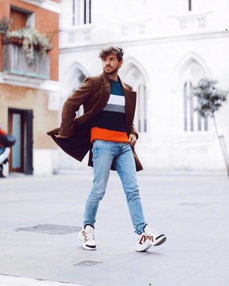 Какие длинные пальто носить с белыми кроссовками