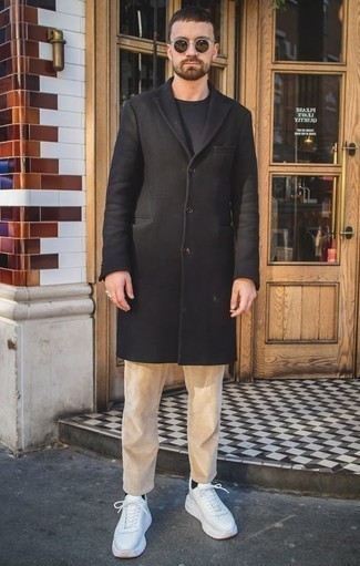 Какие длинные пальто носить с белыми кроссовками