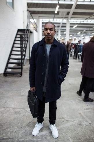 Какие длинные пальто носить с белыми кроссовками