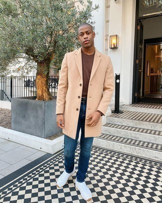 Какие длинные пальто носить с белыми кроссовками