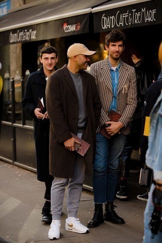 Какие длинные пальто носить с белыми кроссовками