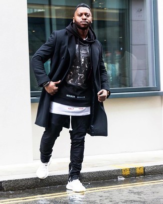 Какие длинные пальто носить с белыми кроссовками