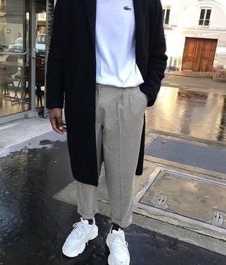 Какие длинные пальто носить с белыми кроссовками