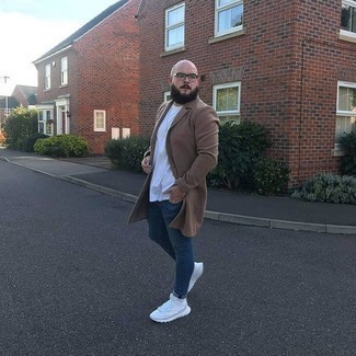 Какие длинные пальто носить с белыми кроссовками