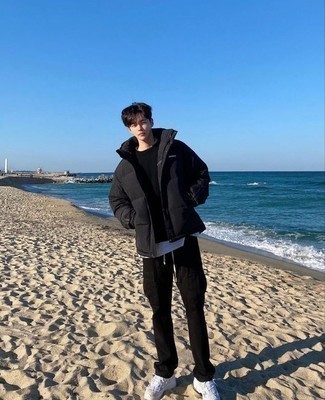 Какие куртки-пуховики носить с белыми кроссовками мужчине