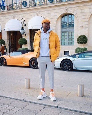 Какие куртки-пуховики носить с белыми кроссовками мужчине
