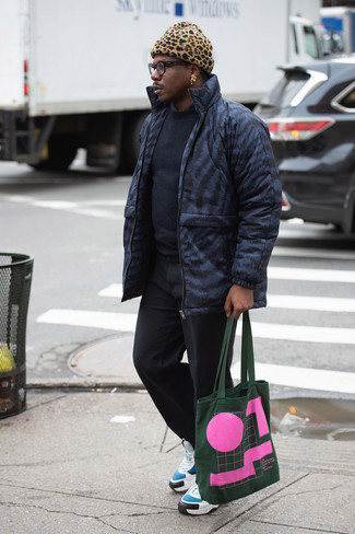 Какие куртки-пуховики носить с белыми кроссовками мужчине