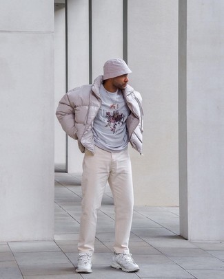 Какие куртки-пуховики носить с белыми кроссовками мужчине