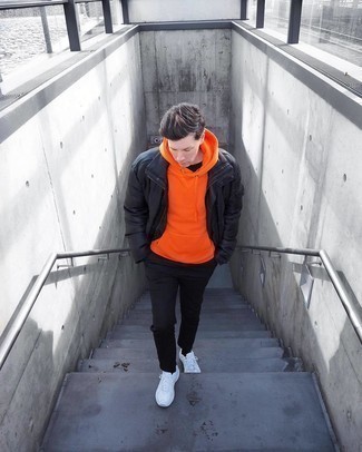 Какие куртки-пуховики носить с белыми кроссовками мужчине