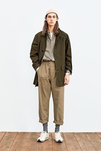 Какие дождевики носить с белыми кроссовками мужчине