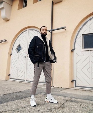 Какие куртки-рубашки носить с белыми кроссовками мужчине