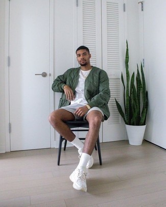 Какие куртки-рубашки носить с белыми кроссовками мужчине