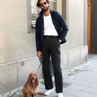 Какие куртки-рубашки носить с белыми кроссовками мужчине