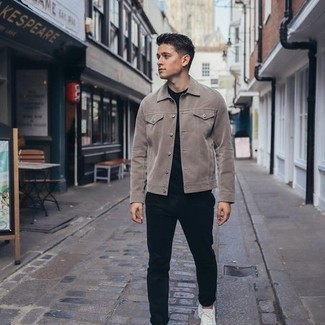 Какие куртки-рубашки носить с белыми кроссовками мужчине