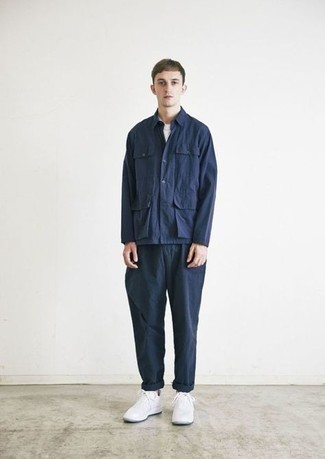 Какие куртки-рубашки носить с белыми кроссовками мужчине