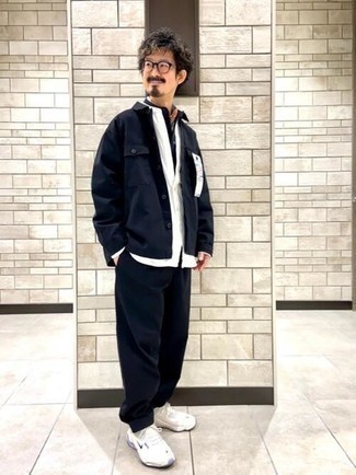 Какие куртки-рубашки носить с белыми кроссовками мужчине