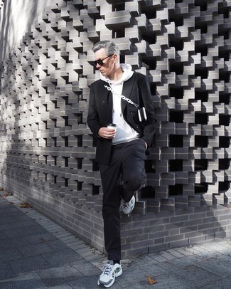 Какие костюмы носить с белыми кроссовками