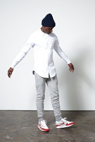 Какие спортивные штаны носить с белыми кроссовками мужчине