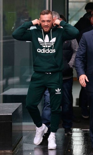 Какие спортивные штаны носить с белыми кроссовками мужчине