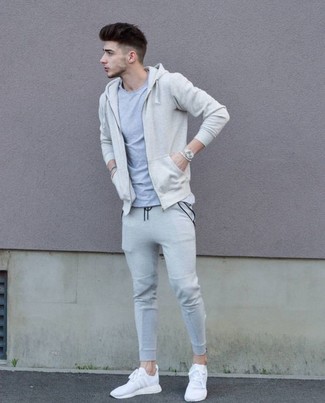Какие спортивные штаны носить с белыми кроссовками мужчине