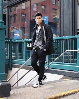 Какие спортивные штаны носить с белыми кроссовками мужчине