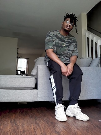 Какие спортивные штаны носить с белыми кроссовками мужчине