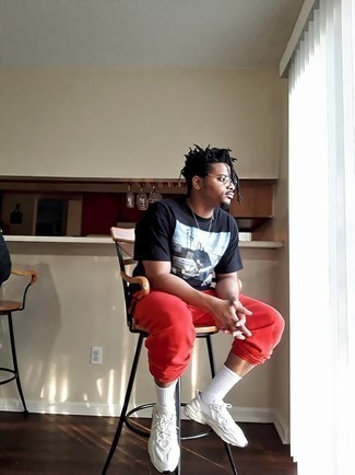 Какие спортивные штаны носить с белыми кроссовками мужчине