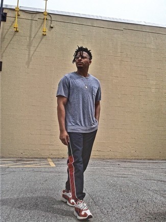 Какие спортивные штаны носить с белыми кроссовками мужчине