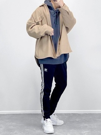 Какие спортивные штаны носить с белыми кроссовками мужчине