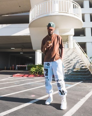 Какие спортивные штаны носить с белыми кроссовками мужчине