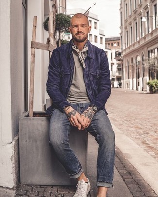 С чем носить белую бандану мужчине