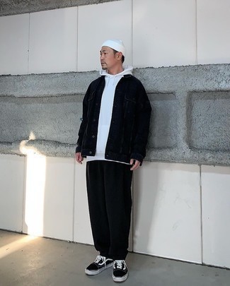 С чем носить белую шапку мужчине