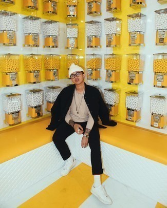 С чем носить белую шапку мужчине