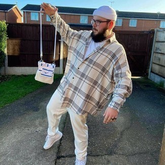 С чем носить белую шапку мужчине