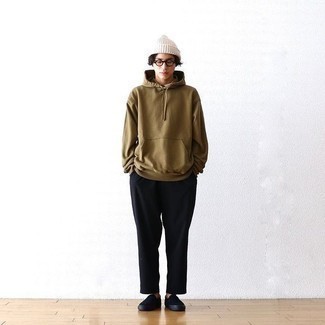 С чем носить белую шапку мужчине