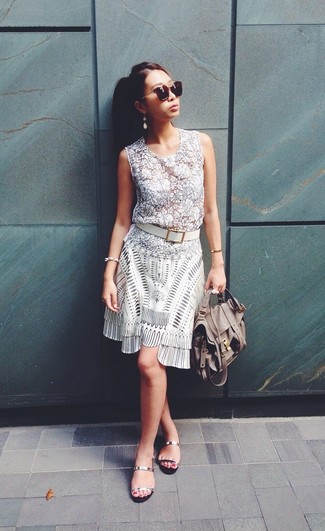 С чем носить белый ремень женщине в спортивном стиле