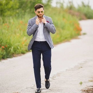 Как носить белый пиджак с черными кожаными лоферами мужчине