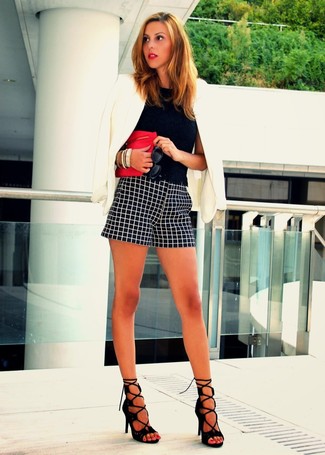 Как носить белый пиджак с черными шортами женщине