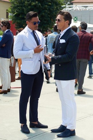 Как носить белый пиджак с синими замшевыми лоферами мужчине