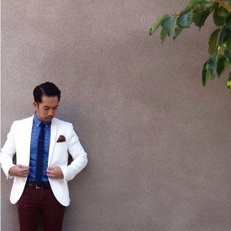 Как носить белый пиджак с темно-красными джинсами мужчине