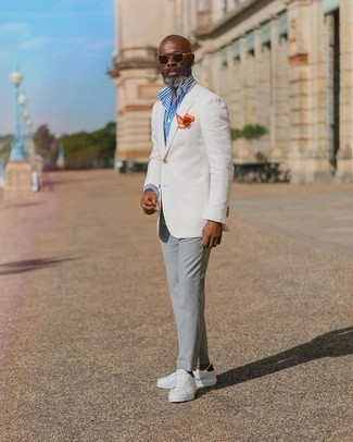 Как носить белый пиджак с темно-серыми брюками чинос