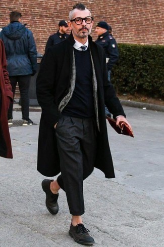 Какие свитера с круглым вырезом носить с белым пиджаком мужчине