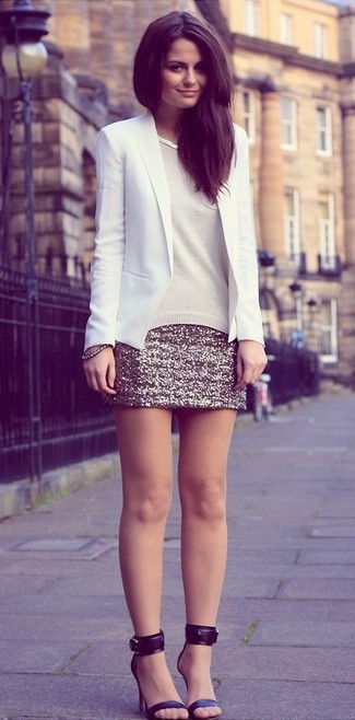 Какие свитера с круглым вырезом носить с белым пиджаком женщине
