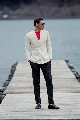 Какие футболки с круглым вырезом носить с белым пиджаком мужчине