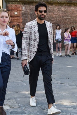 Какие футболки с круглым вырезом носить с белым пиджаком мужчине